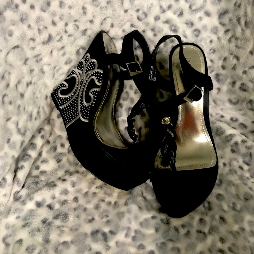 DEREON black wedge shoe with grey and silver accents.